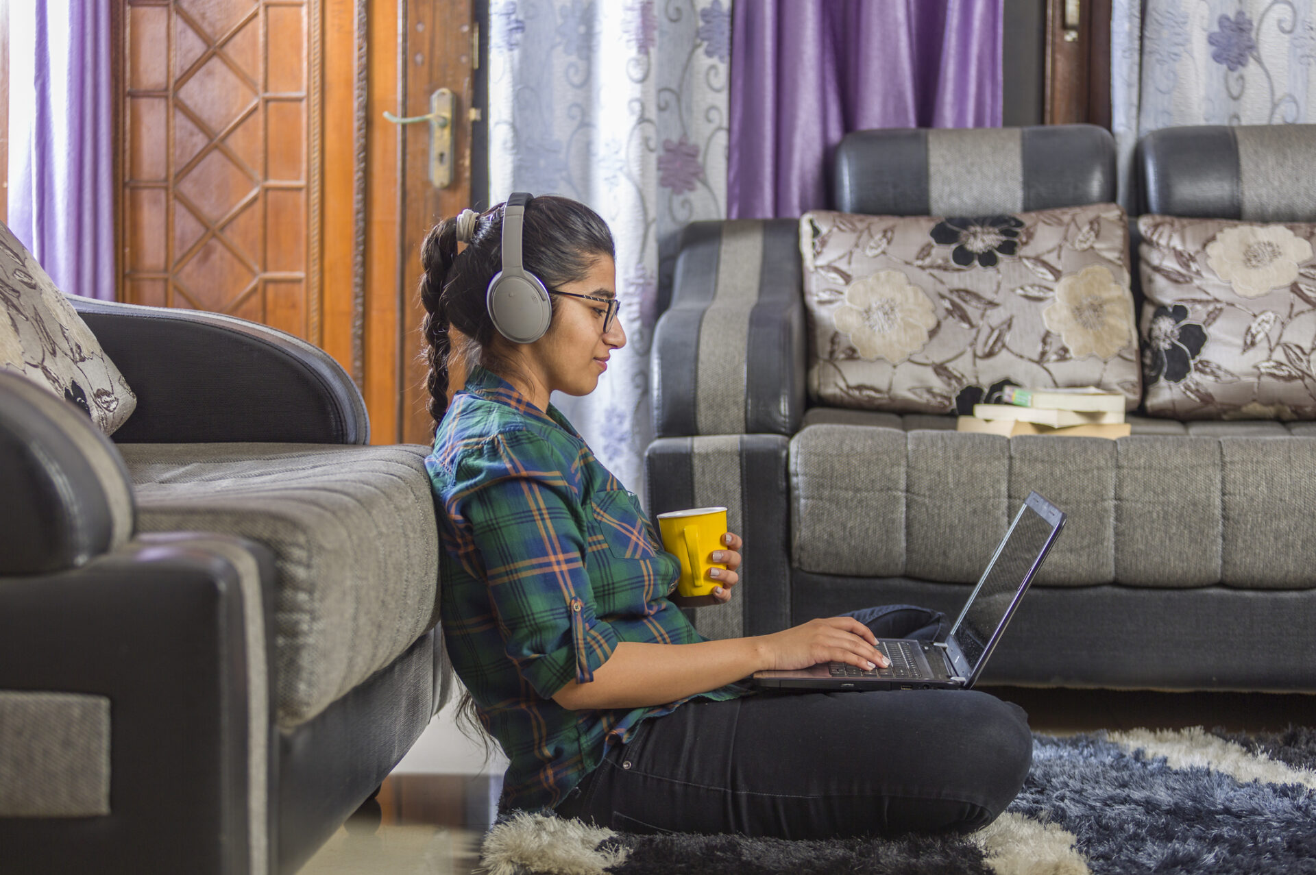 girl-with-laptop