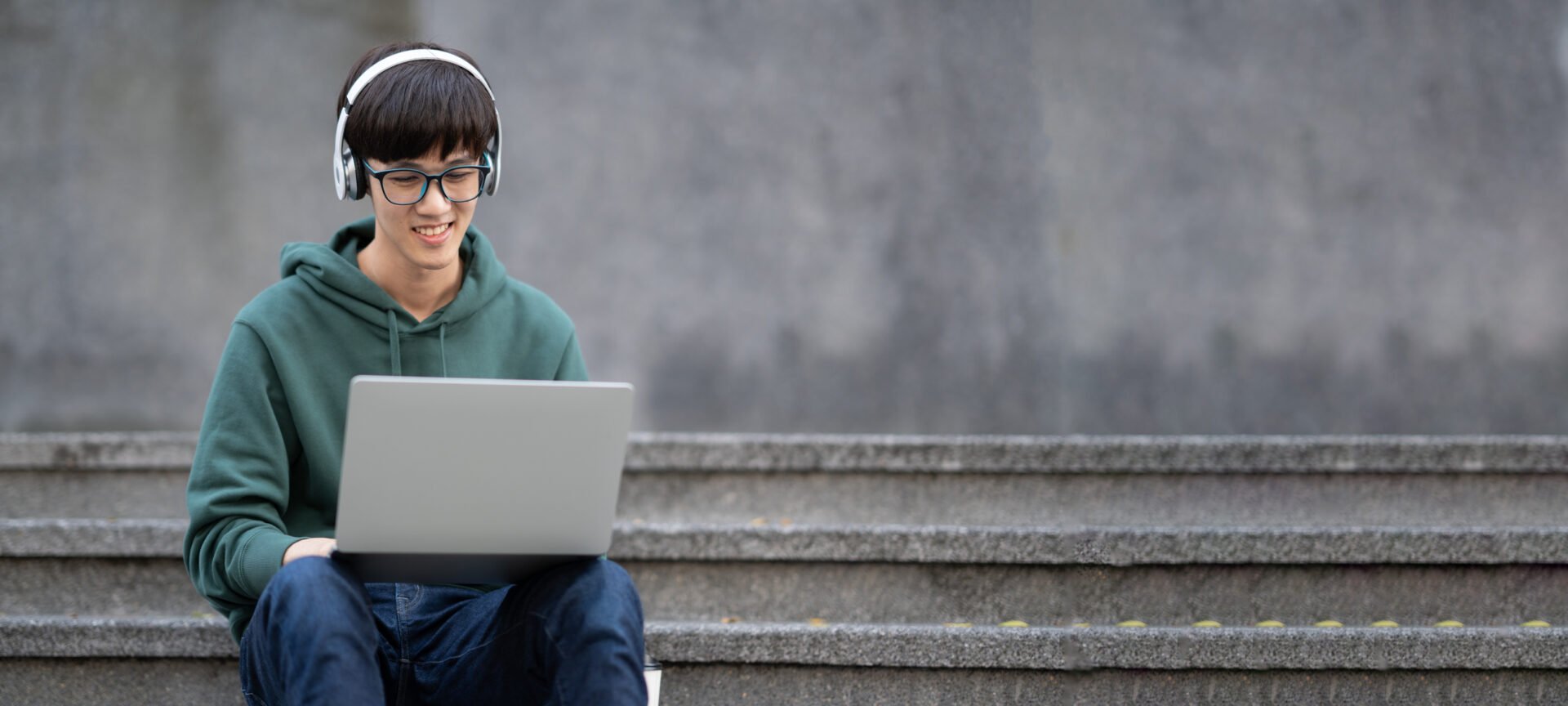 teen-on-computer